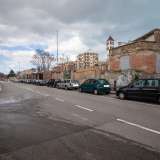 Una strada che, seppur situata a due passi dal centro, racchiude al suo interno botteghe abbandonate, locali decadenti occupati da senzatetto, palazzine al limite della vivibilit� e persino l�unico passaggio a livello rimasto in citt�. Parliamo di via Oberdan